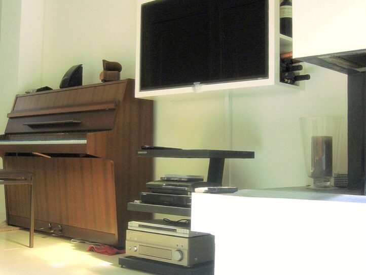 DIY floating TV cabinet 'Penelope' made by