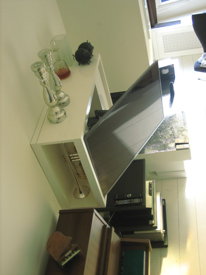 DIY floating TV cabinet 'Penelope' made by