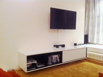 DIY floating TV stand 'Arturo' made by