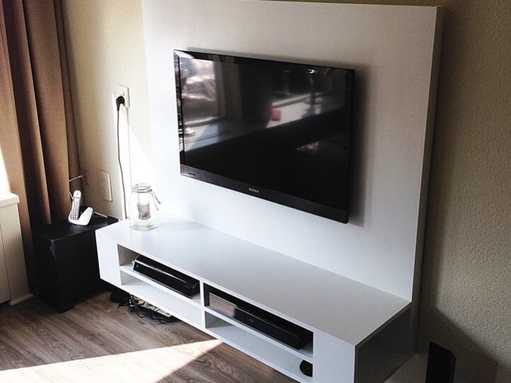 DIY floating TV cabinet 'Penelope' made by