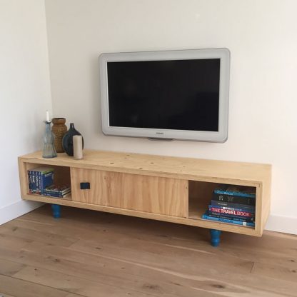 DIY floating TV stand 'Arturo' made by