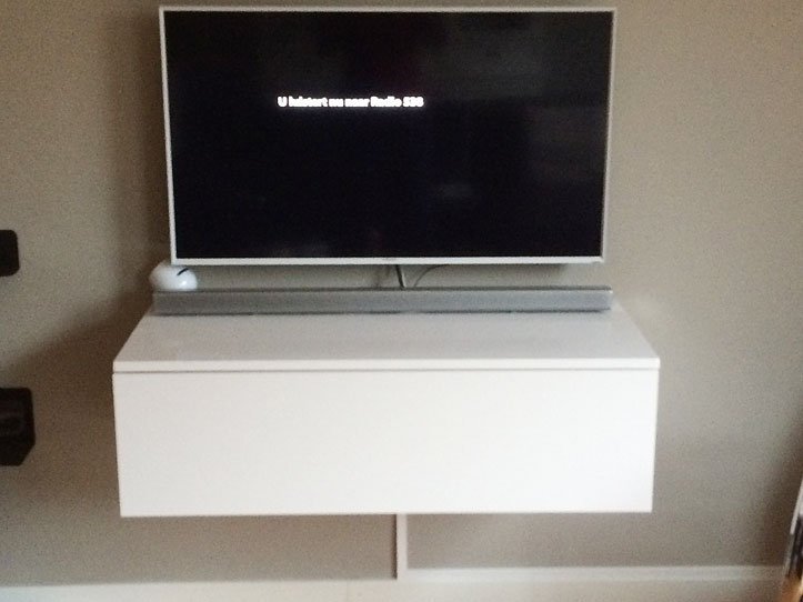 DIY floating TV stand 'Arturo' made by