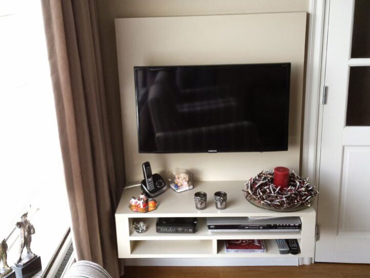 DIY floating TV cabinet 'Penelope' made by