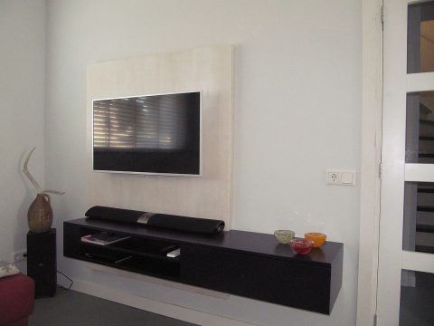 DIY hanging TV cabinet 'Jordi' made by Lennard-