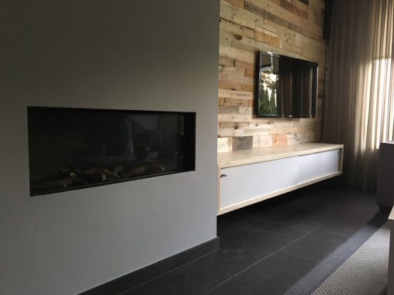 DIY-floating-TV-stand-ArturoXL-by-Niels